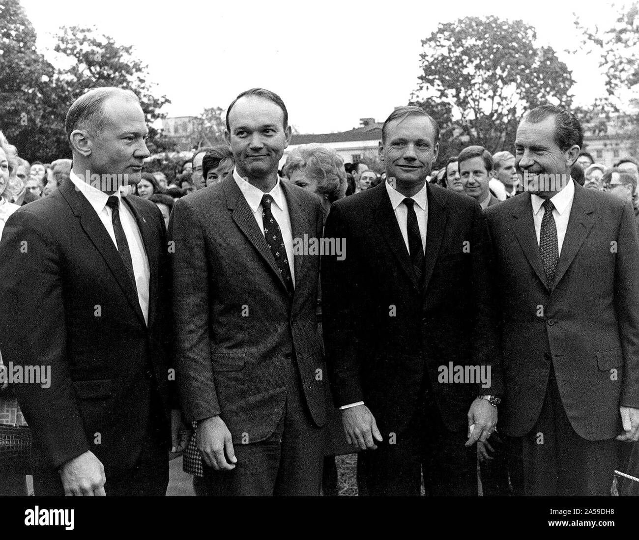(5. November 1969) Präsident Nixon erfüllt die Apollo 11 Astronauten, Neil A Armstrong, Edwin E., Jr., Aldrin und Michael Collins, auf dem Rasen des Weißen Hauses auf ihre Rückkehr von ihrer globalen Goodwill Tour. Stockfoto