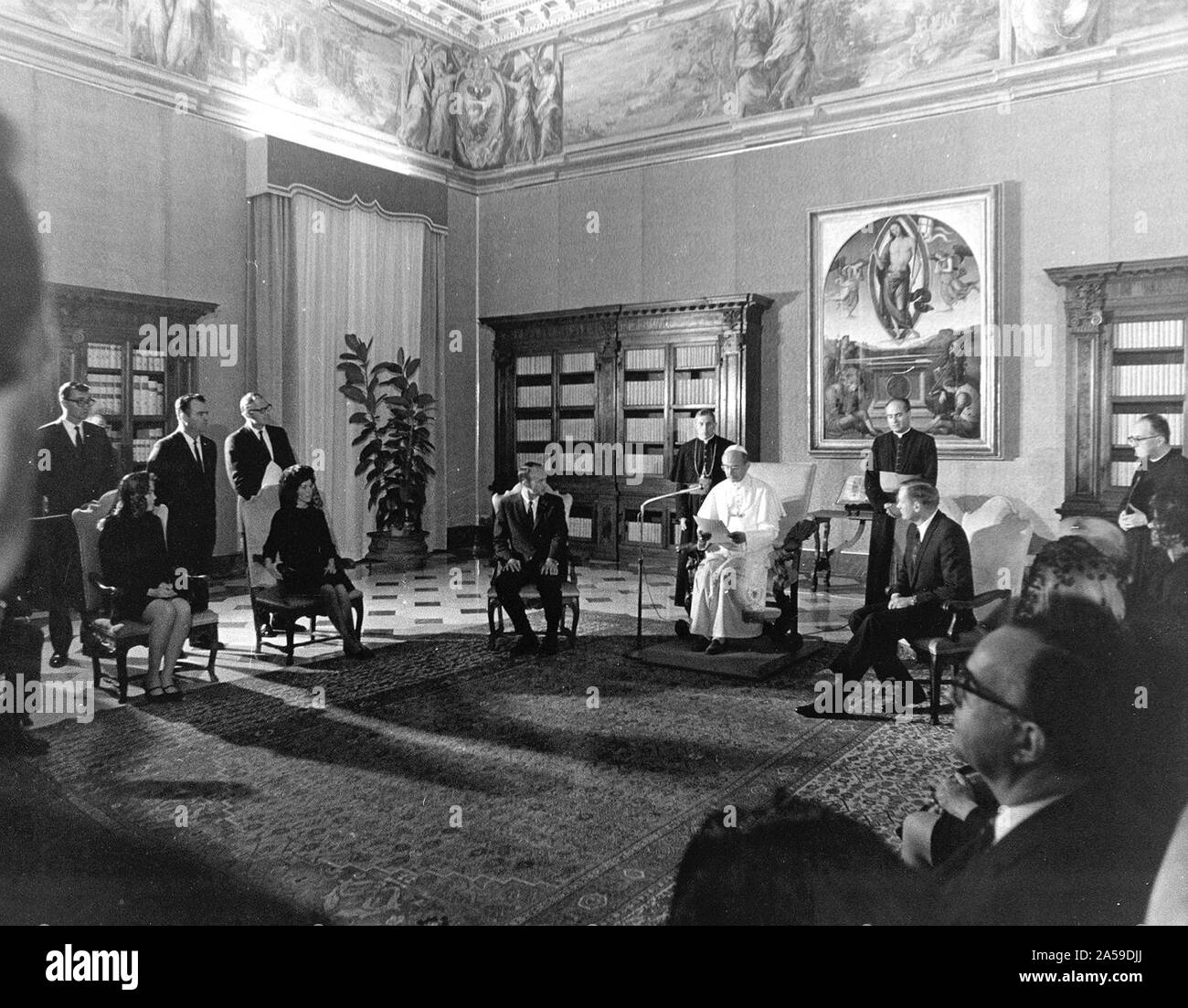(16. Oktober 1969) Die Apollo-11-Astronauten, Neil A Armstrong, Edwin E. Aldrin, Jr., Michael Collins, und ihre Frauen erhalten eine päpstliche Audienz von Papst Paul VI. in der Päpstlichen Bibliothek, St. Peters Kathedrale im Vatikan. Stockfoto
