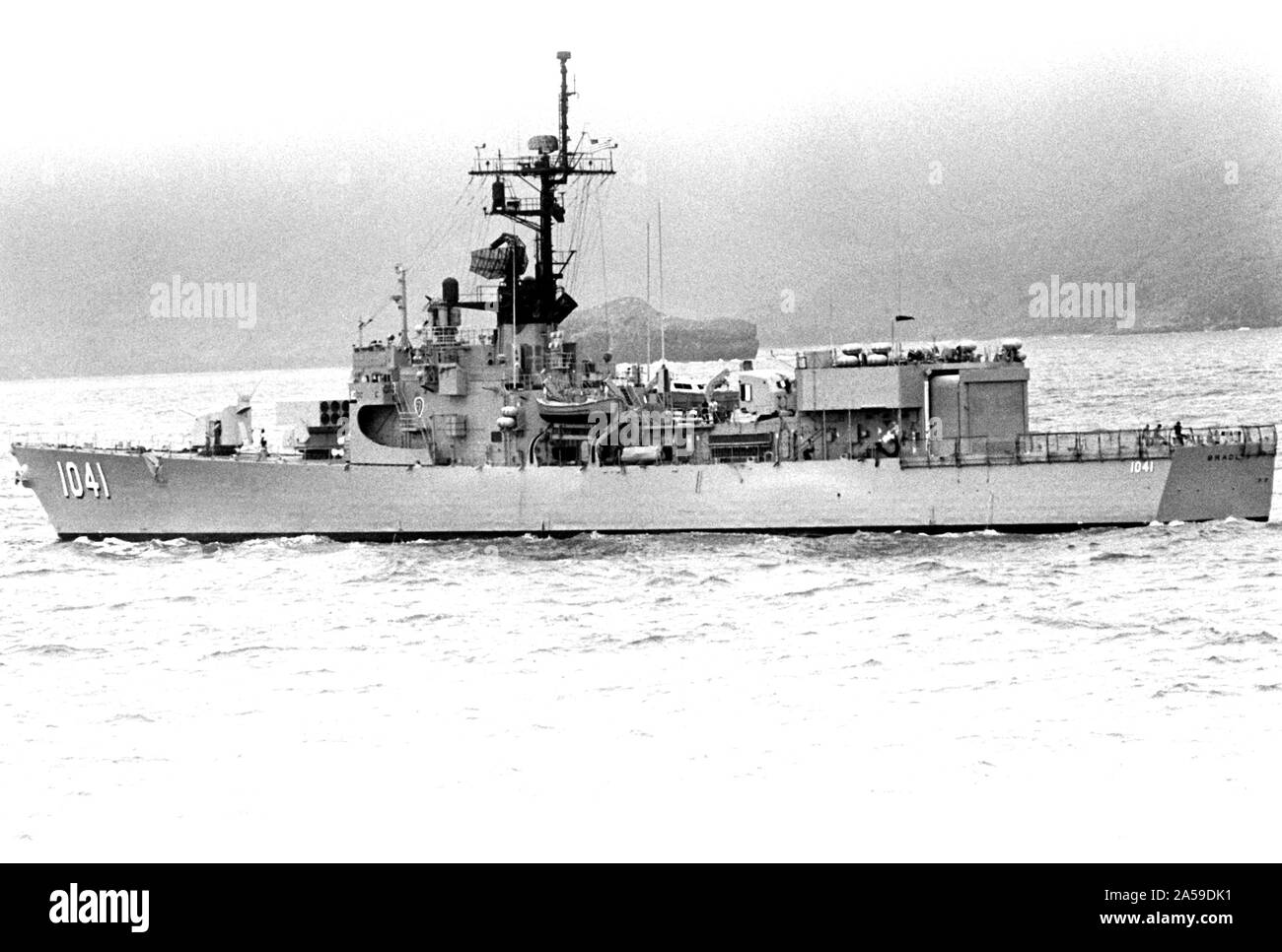 Die Fregatte USS BRADLEY (FF 1041) bereitet für die Praxis an der Tabones Zielbereich. Stockfoto