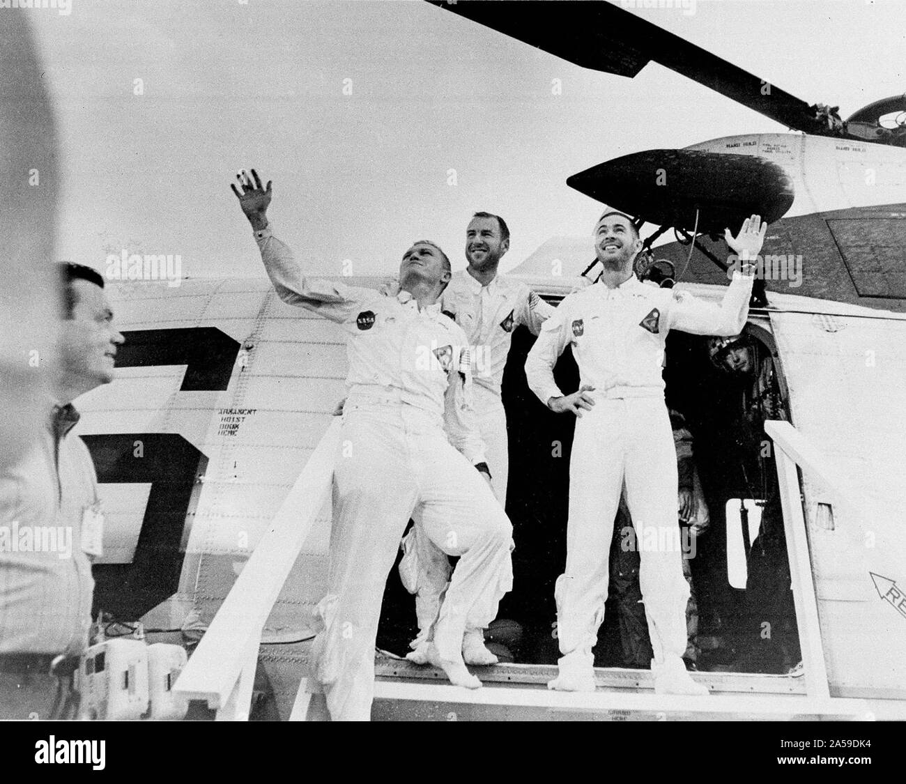 (27. Dezember 1968) Apollo 8 diente als der erste bemannte Mission Lunar Orbit. Liftoff trat am 21. Dezember 1968, mit der drei Mann Besatzung, bestehend aus Astronauten Frank Borman, Commander; William Anders, Lunar Module (LM) Pilot und James Lovell, Steuermodul (CM) Pilot. Die drei sicher wieder auf der Erde am 27. Dezember 1968. Stockfoto (27. Dezember 1968) Apollo 8 diente als der erste bemannte Mission Lunar Orbit. Liftoff trat am 21. Dezember 1968, mit der drei Mann Besatzung, bestehend aus Astronauten Frank Borman, Commander; William Anders, Lunar Module (LM) Pilot und James Lovell, Steuermodul (CM) Pilot. Die drei sicher wieder auf der Erde am 27. Dezember 1968. Stockfoto