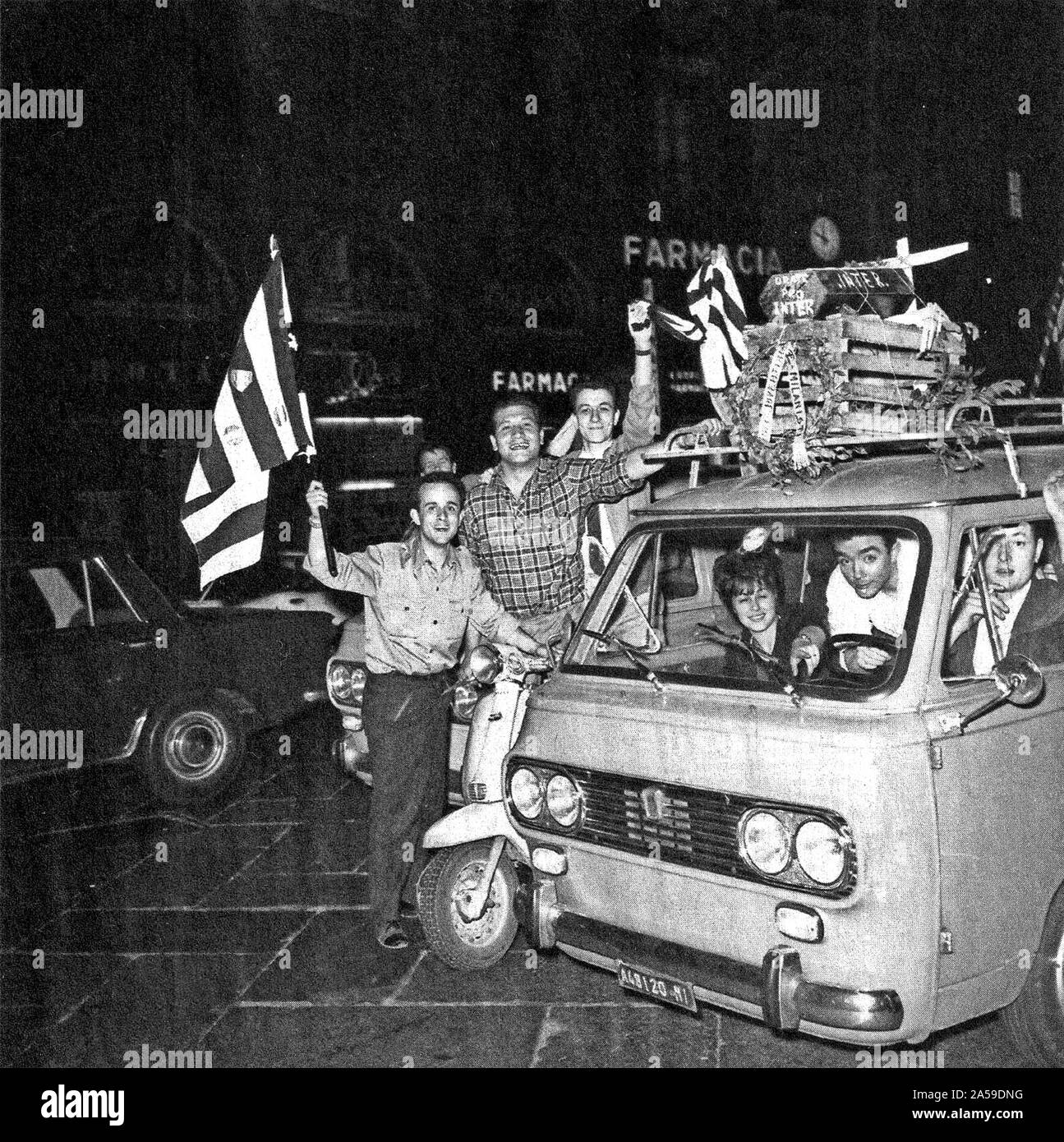 Mailand (Italien), 1. Juni 1967. Milanese Anhänger von Juventus F.C. feiert den Sieg der italienischen Meisterschaft 1966 - 67 Serie A mit einem Hohn Inter Mailand die Rivalen, um einen Punkt geschlagen nach der entscheidenden Ständigen Überholmanöver in der 34. und letzte Runde. Stockfoto