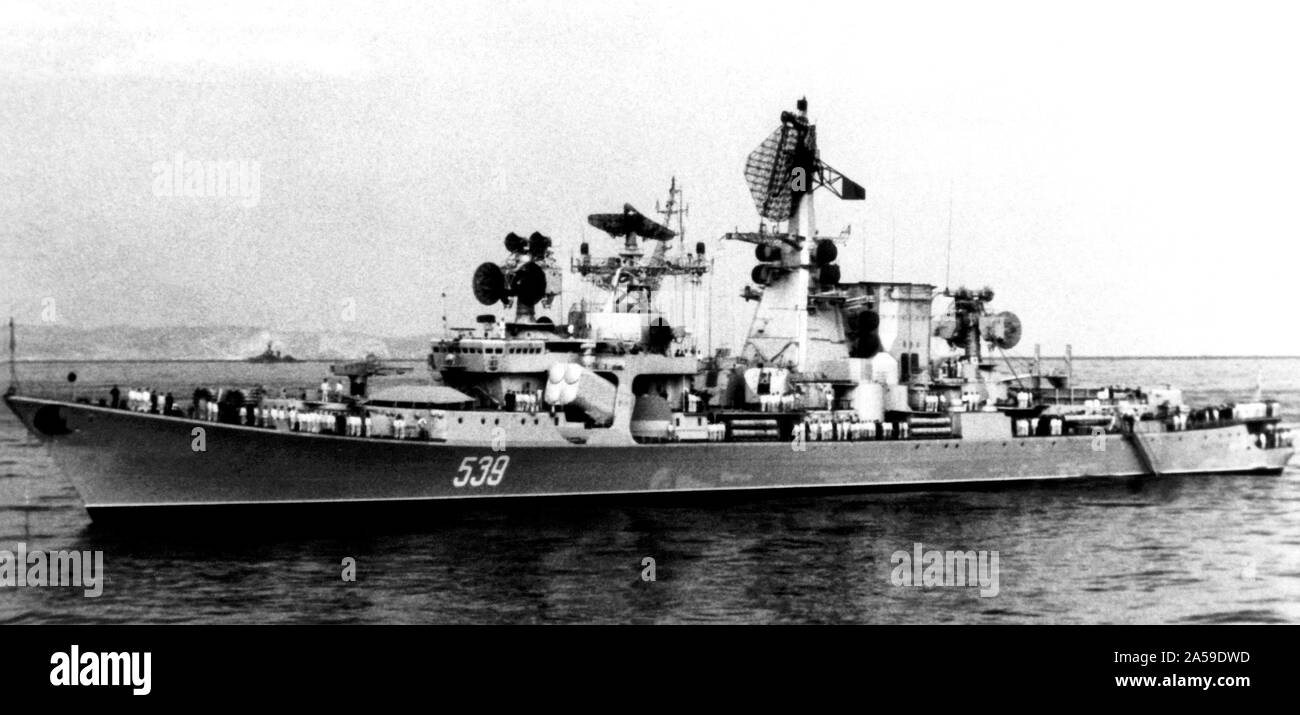 1977 - Ein port Strahl Blick auf einen verankerten Sowjetischen Kara klasse Cruiser. Stockfoto