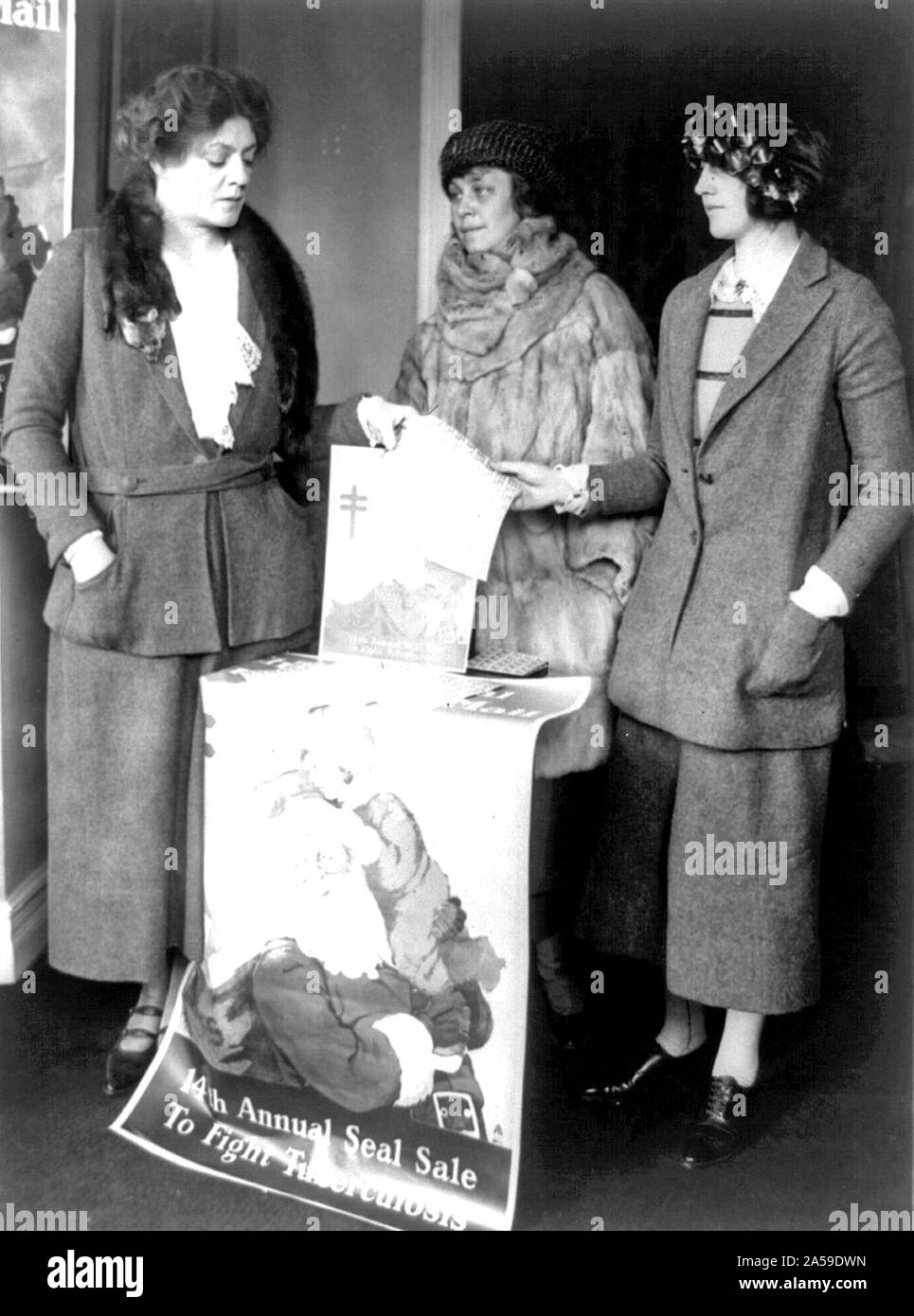 Ethel Barrymore fungiert als Saleslady am Weihnachten Dichtung stand in Washington, D.C., Ca. 1921 Stockfoto