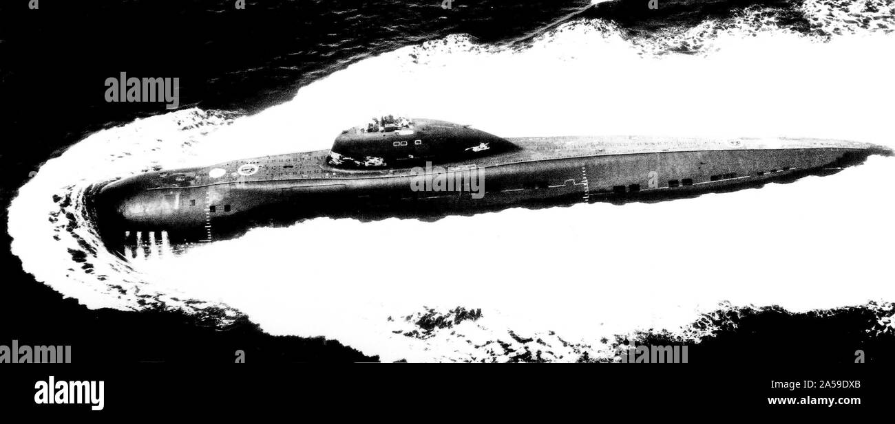 1977 - Ein port Strahl Blick auf einem sowjetischen Victor Klasse Flotte u-Boot unterwegs. Stockfoto