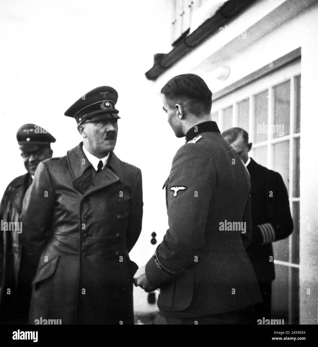 Eva Braun Sammlung (dvadvadaset) - Adolf Hitler im Gespräch mit einem Soldaten Ca. 1930s oder 1940s Stockfoto