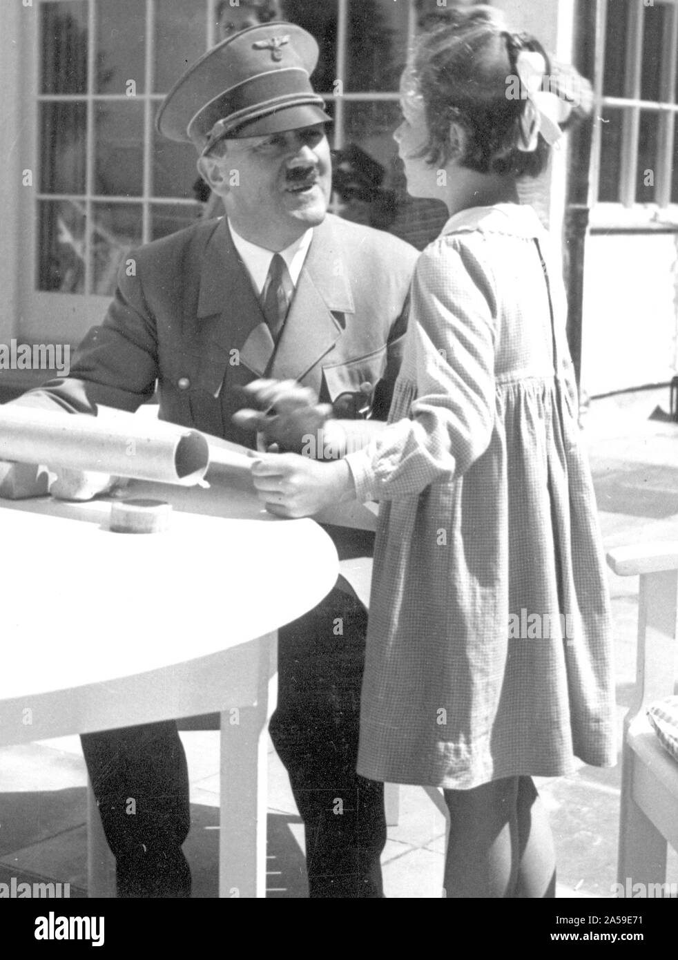Eva Braun Sammlung (dvadvadaset) - Adolf Hitler mit jungen Mädchen Ca. 1930s Stockfoto