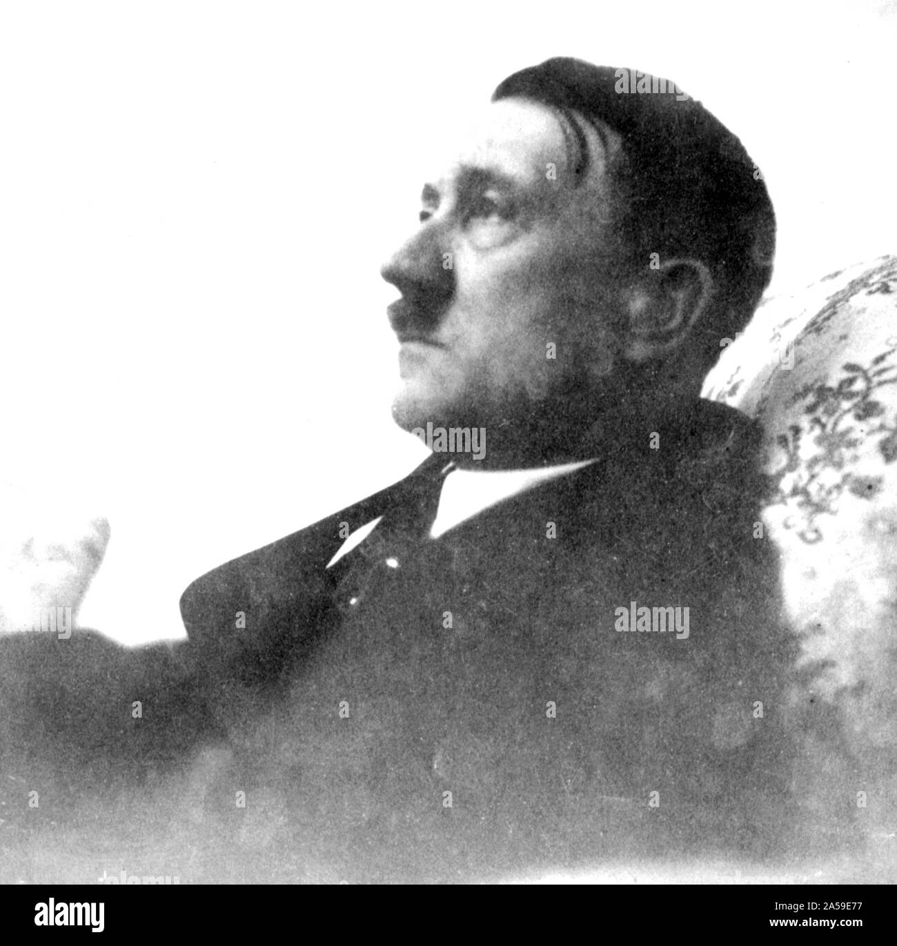 Eva Braun Sammlung (Dvadeset ossam) - Adolf Hitler in einem Stuhl sitzend Stockfoto
