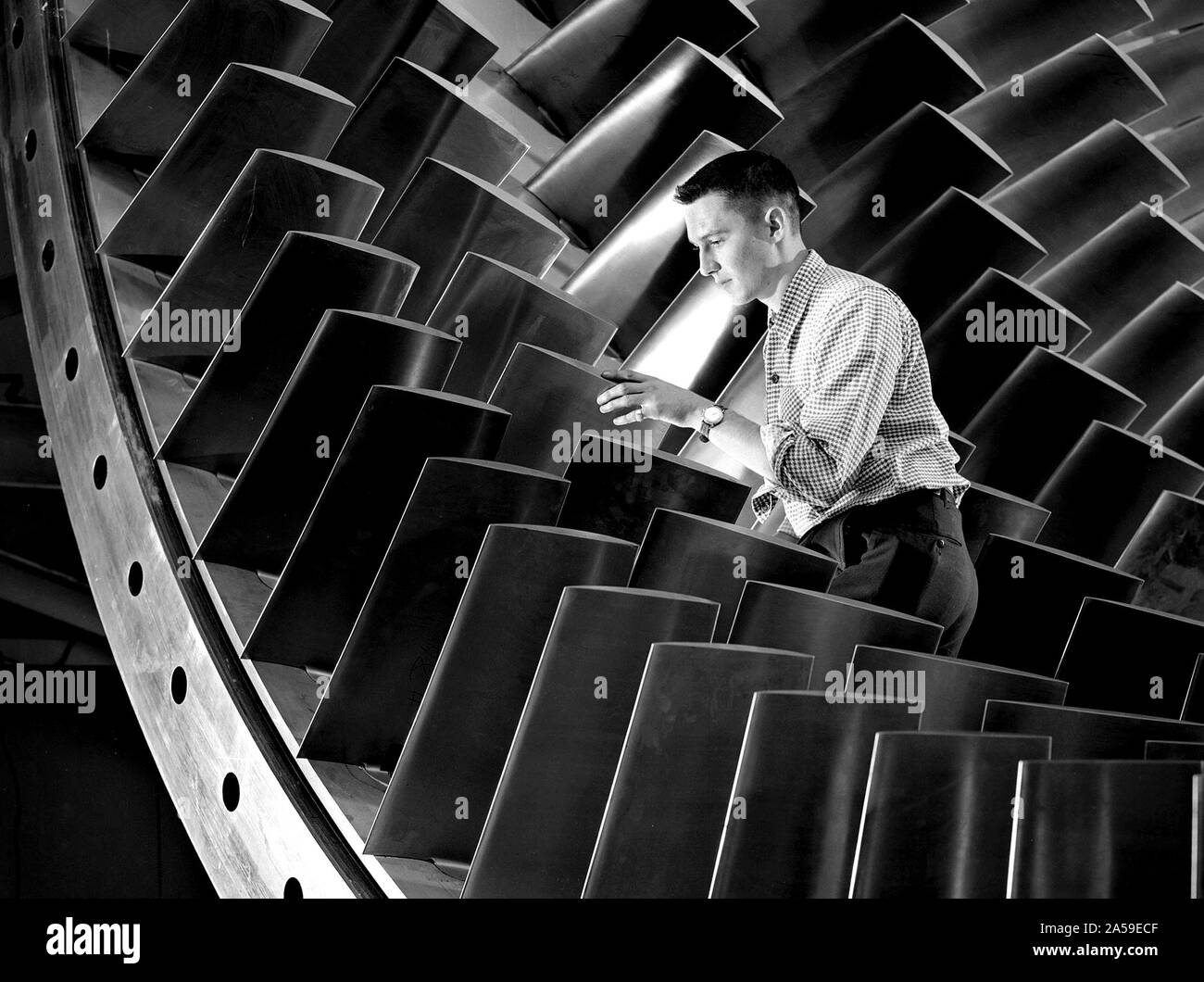 Ein Ingenieur untersucht die wichtigsten Kompressor für die 10- bis 10-Fuß-Supersonic Wind Tunnel an der Nationalen Beratenden Ausschuss für die Luft- und Raumfahrt (NACA) Lewis Flugantriebe Labor. Stockfoto