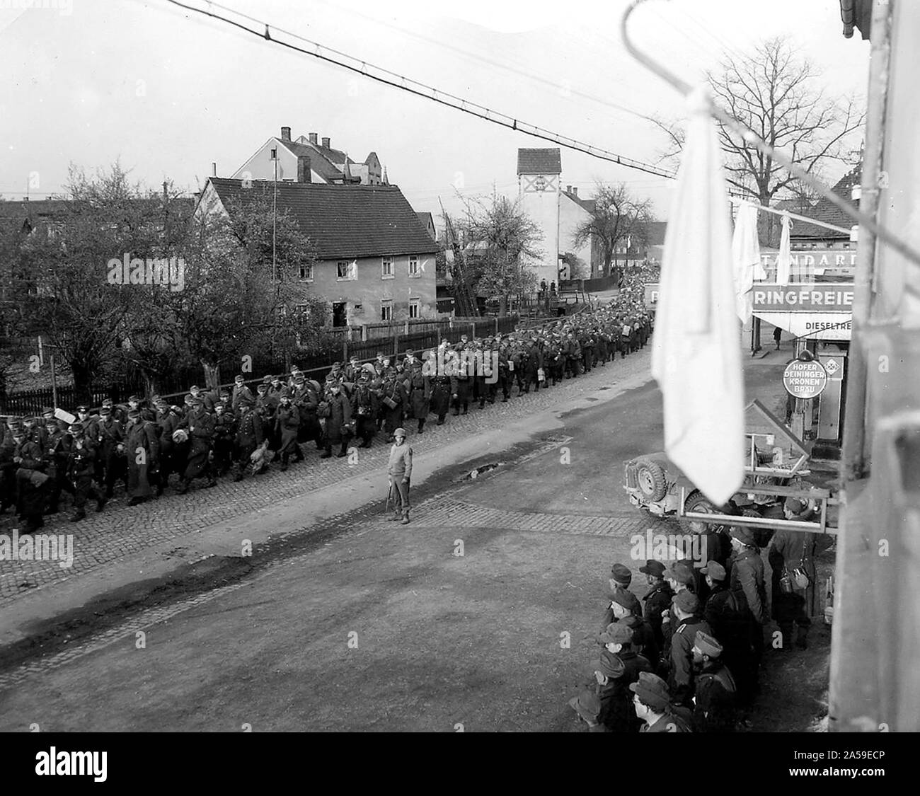 Originale Bildunterschrift: Übergabe Flagge von zivilen in Chemnitz als mehr Tausende nationalsozialistischer Häftlinge durch die Armored Division von General Pattons Dritter Armee beschlagnahmt nach hinten marschierten. 4. bewaffneten Division. Stockfoto