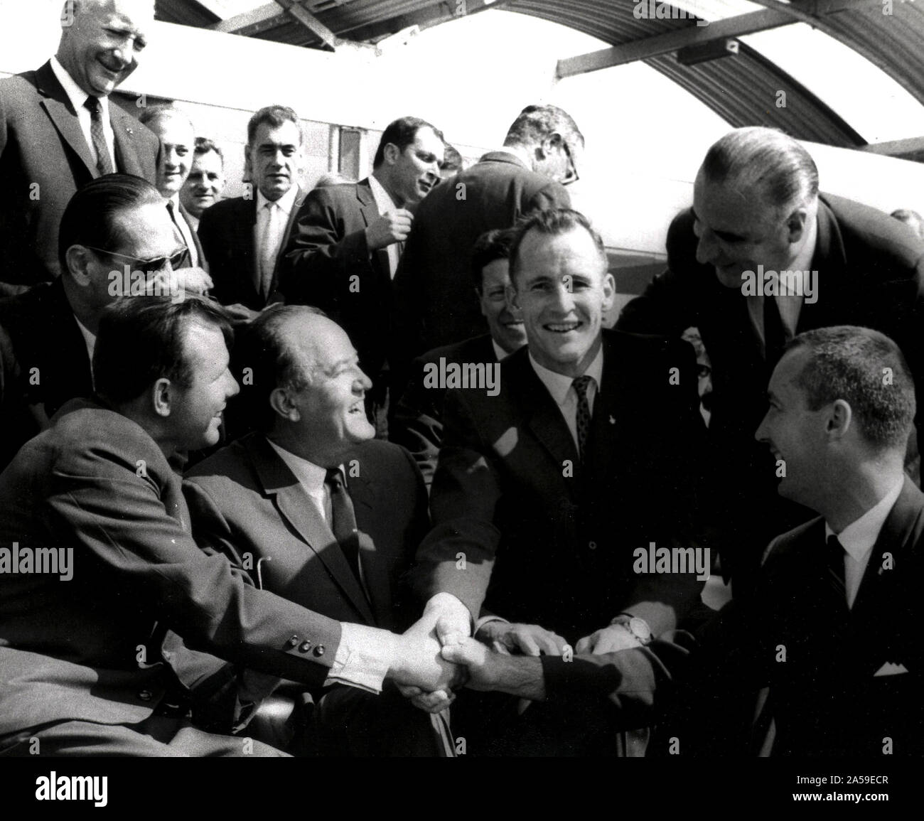 Sowjetische Kosmonaut Juri Gagarin schüttelt Hand mit Gemini 4 Astronauten der NASA, Edward H. Weiß II und James A. McDivitt auf der Paris Air Show im Juni 1965. Auch im Bild (sitzend) sind Vizepräsident Hubert H. Humphrey gezeigt und (stehend) französische Premier Georges Pompidou. Stockfoto