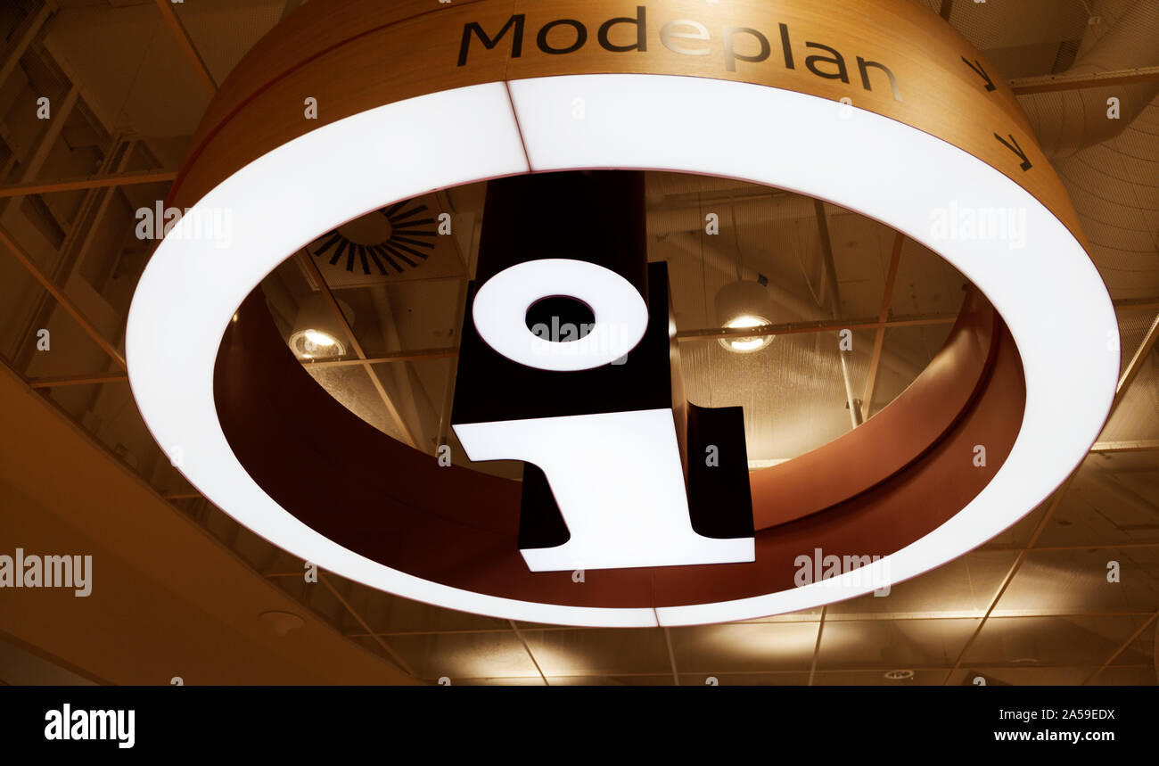 Umea, Schweden - 17. September 2019: Informationen Symbol Glühen von der Decke der Mall Stockfoto