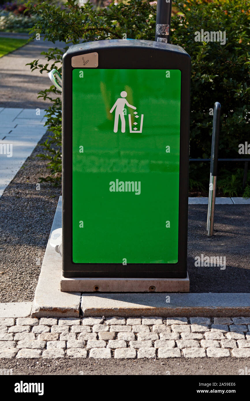 Warenkorb Müll zu recyceln Dinge in schönen Park in Umea Zentrum Stockfoto