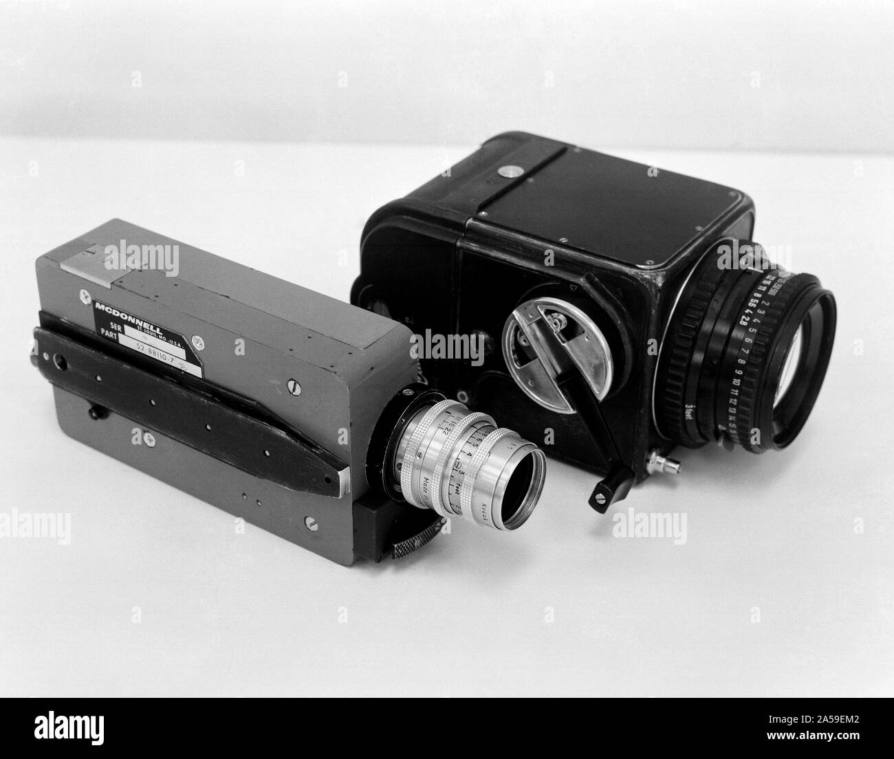(März 1965) - - - Zwei Kameras, die auf dem Gemini-Titan 3 orbitalen Flug verwendet werden. Die Heller ist ein McDonnell 16 mm sequentielle Kamera, mit einem 120 Fuß film Kapazität, und ein 25mm f/1.9 Objektiv. Die schwarze Kamera ist eine modifizierte Hasselblad, in der Hand, mit einem 70 mm flimback, mit einem 80mm f/2.8 Objektiv. Stockfoto