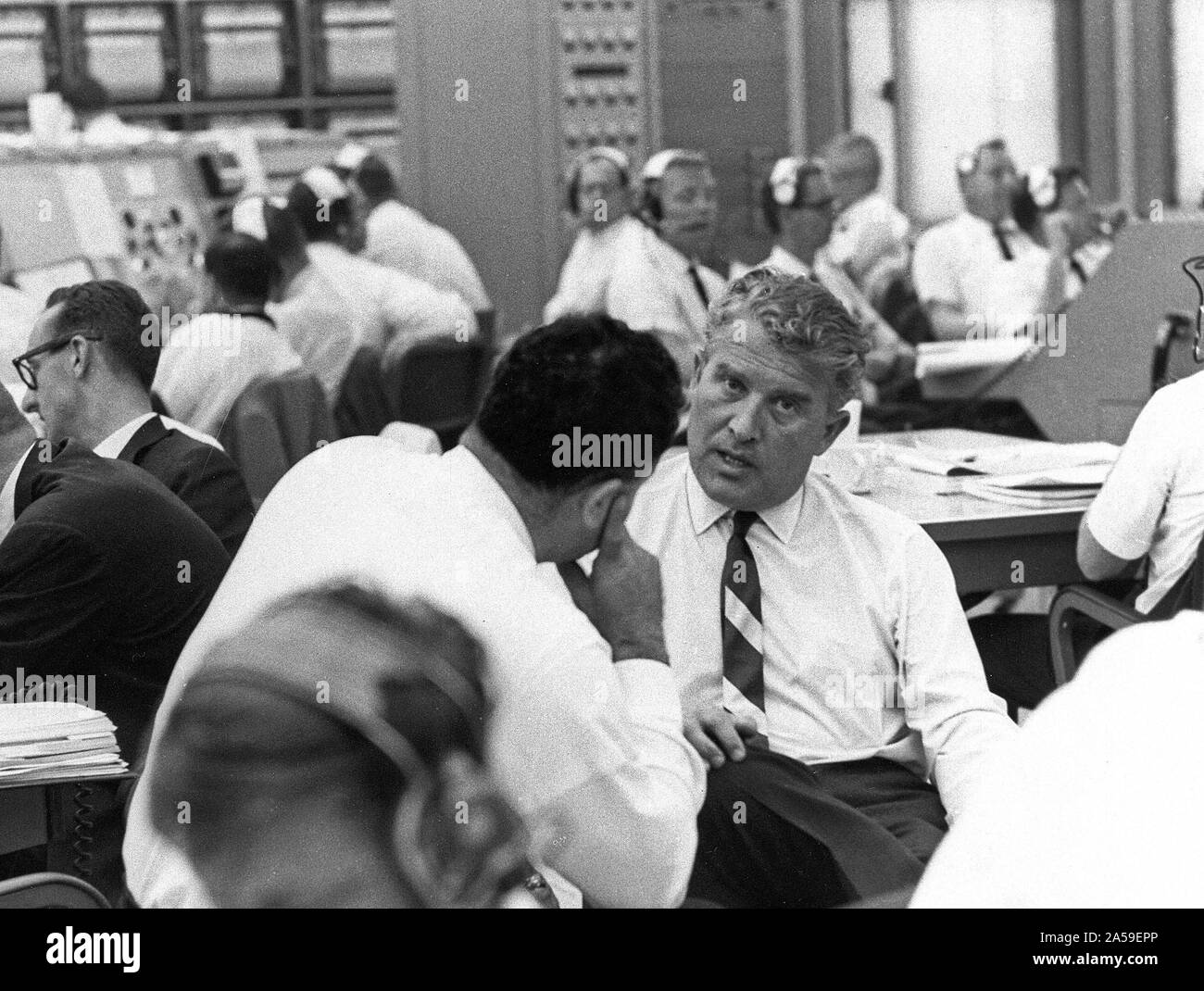 Dr. von Braun zu sein scheint in der Launch Control Einrichtungen im Kennedy Space Center. Später Ca. 1960s Stockfoto