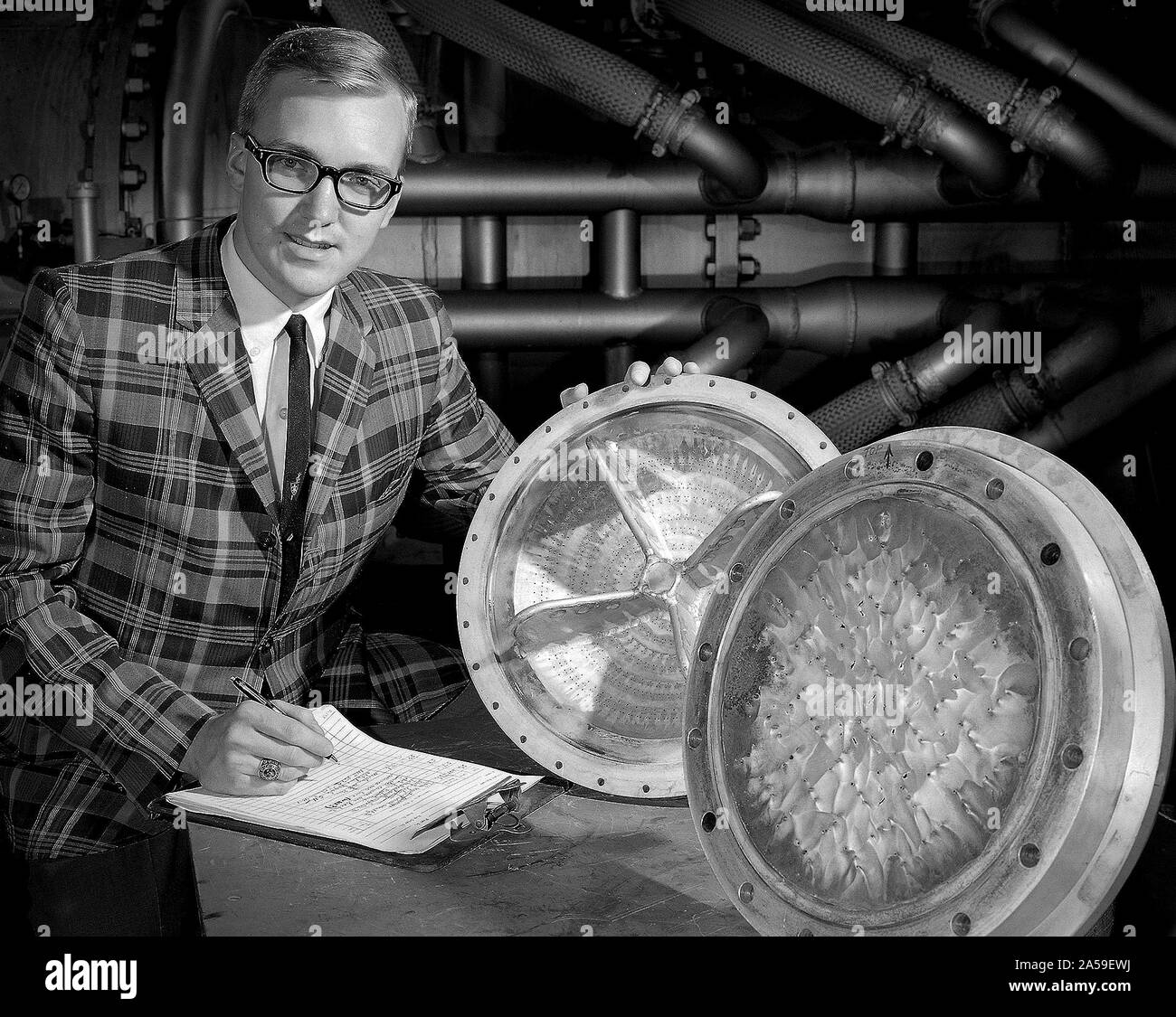 Dan Sokolowski arbeitete als Engineering coop Student an das Nationale Luft- und Raumfahrtbehörde (NASA) Lewis Research Center von 1962 bis 1966, während er seine in Maschinenbau von der Purdue. Stockfoto