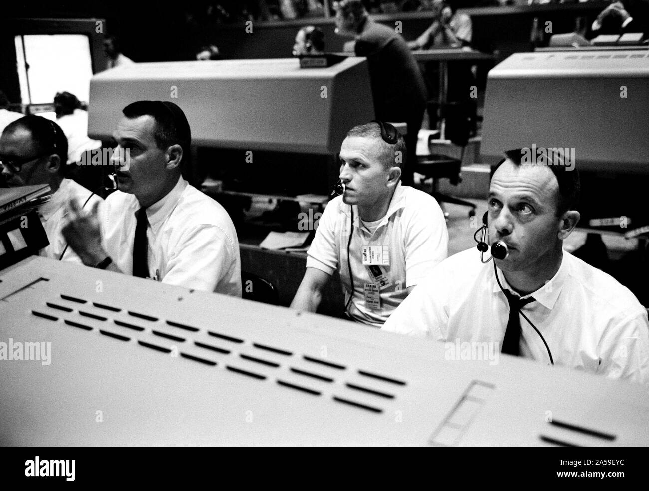 (3 Juni 1965) --- in ihre Konsolen während der Start von Gemini-4 gezeigt (von links) sind Astronauten Clifford C. Williams jr., Frank Borman und Alan B. Shepard, Jr. Borman war Befehl Pilot des backup Crew für die Gemini-4 Flug. Die drei Astronauten überwacht den Flug aus der Mission Control Center in Cape Kennedy. Stockfoto