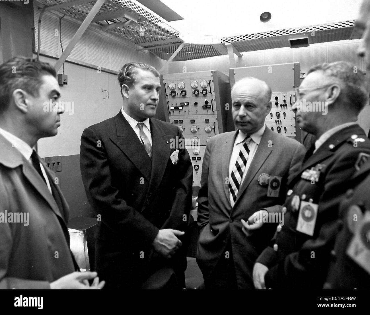 In diesem 1959 Foto, in Cape Canaveral, Florida, Dr. von Braun (2. von links) Direktor der U.S. Army Ballistic Missile Agency's (ABMA) Development Operations Division, ist Rücksprache mit der Luftwaffe Generalmajor Donald R. Ostrander (links), im Auftrag der NASA als Trägerrakete Direktor; Dr. Eberhard Rees, Stellvertreter Dr. von Braun und Armee Brigadier General John Barclay, Kommandant der ABMA. Stockfoto