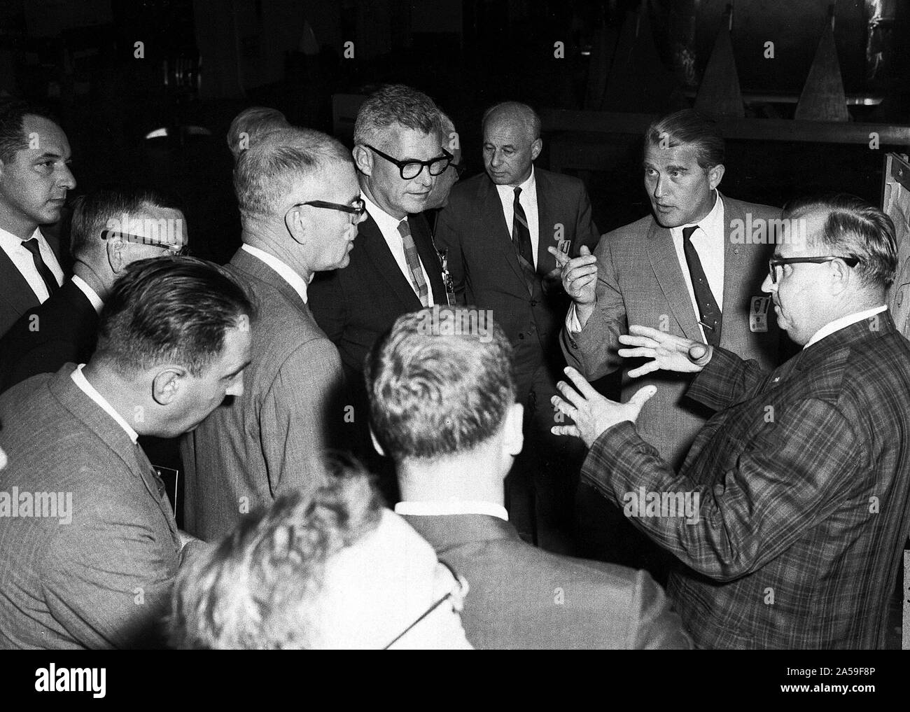 Eine Gruppe von Bediensteten der NASA unter Leitung von Associate Administrator Robert Seamans, tourte das Marshall Space Flight Center mit Dr. Wernher von Braun (Zeigefinger) im Jahr 1963. Stockfoto