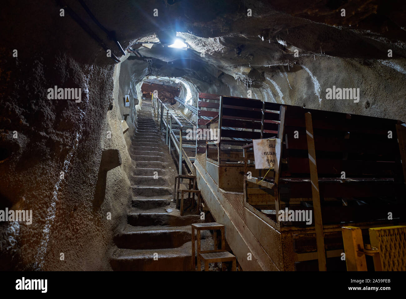 Eine Treppe und die Straßenbahn in einem geschlossenen Zinnerz Welle in einem alten Zinnmine Tunnel, heute ein Museum, in der Stadt von Sungai Lembing. In Pahang, Malaysia. Stockfoto