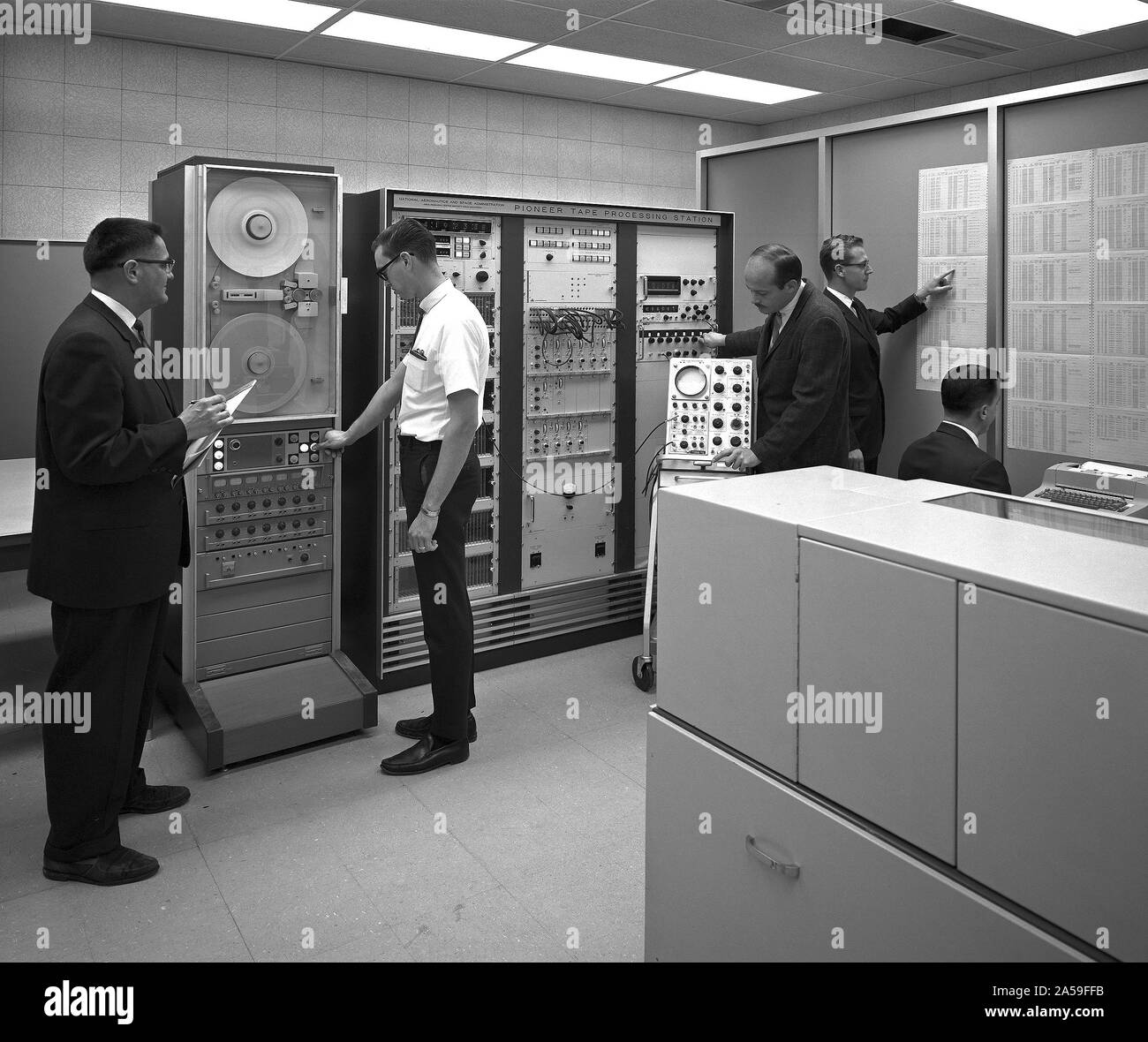 Herr R. O. FIMMEL, Herr G.R. HARVEY, R.C. VINYARD, N. WIRTH, D. KLAUK, IM RAUM DES PIONEER TAPE PROCESSING STATION.Ca. 1966 Stockfoto