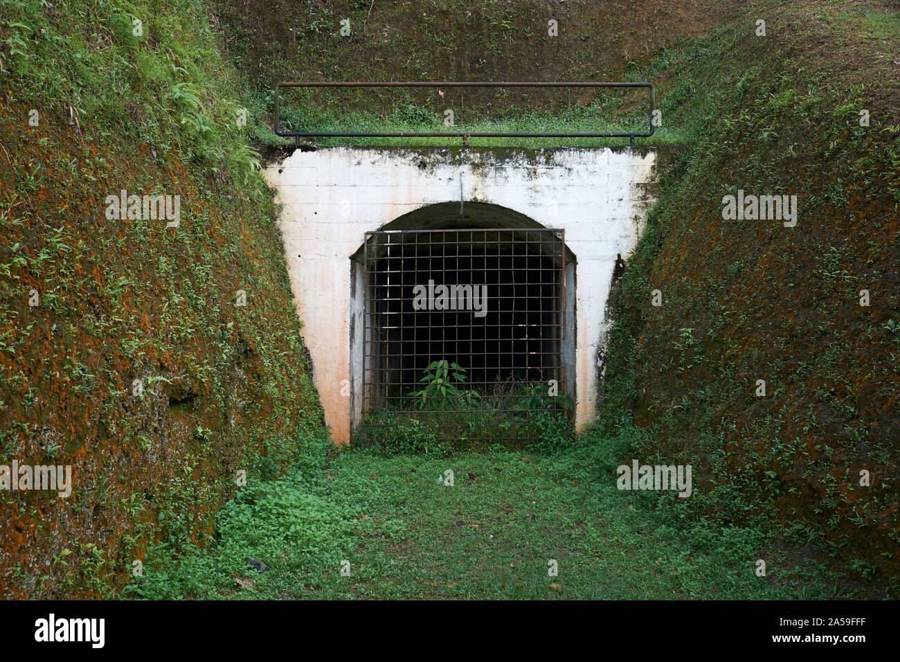 Zu einem geschlossenen Eingang zu einem alten Zinnmine Tunnel, heute ein Museum, in der Stadt von Sungai Lembing. In Pahang, Malaysia. Stockfoto