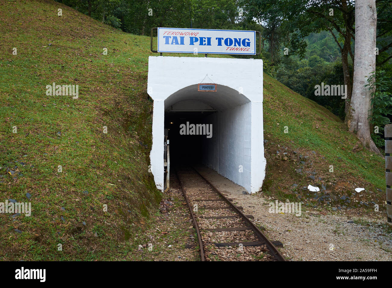 Vor dem Eingang zu einem alten Zinnmine Tunnel, heute ein Museum, in der Stadt von Sungai Lembing. In Pahang, Malaysia. Stockfoto