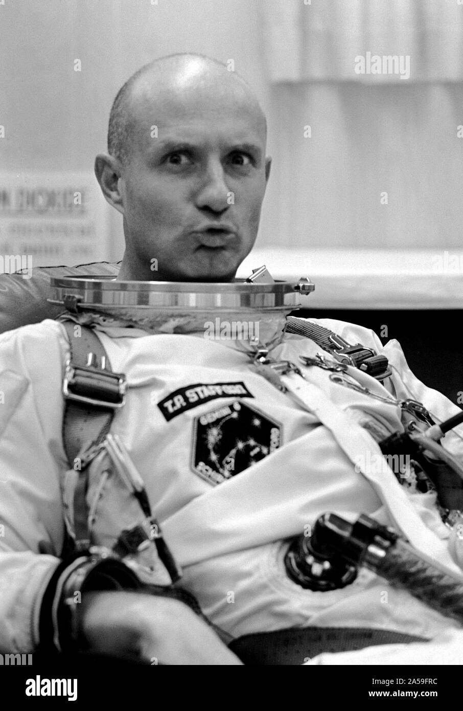 (12 Dezember 1965) - - - Astronaut Thomas P. Stafford, Pilot, macht eine Gesichtsbehandlung Geste in die Kamera, während sie passend in Launch Complex 16 Trailer während Gemini-6 prelaunch Countdown. Stockfoto