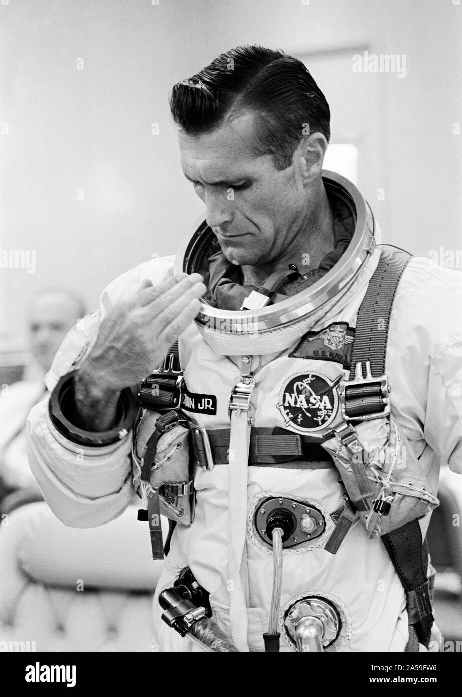 (12 September 1966) - - - Astronaut Richard F. Gordon jr., Pilot der Gemini-11 Raumfahrt, Anzüge in der Launch Complex 16 passende Anhänger während der Gemini-11 prelaunch Countdown. Stockfoto