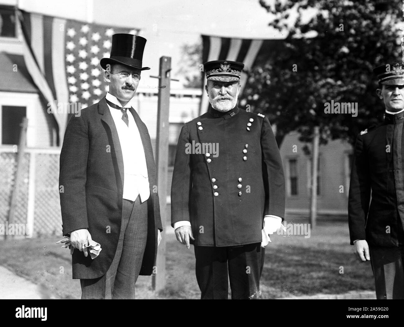 Foto zeigt allgemeine Frederick Dent gewähren, kommandierender Offizier auf Governors Island, mit Kriegsminister Henry Stimson, I. vermutlich anlässlich des jährlichen Rasen Partei durch die Armee Fhv gesponsert ca .1911 Stockfoto