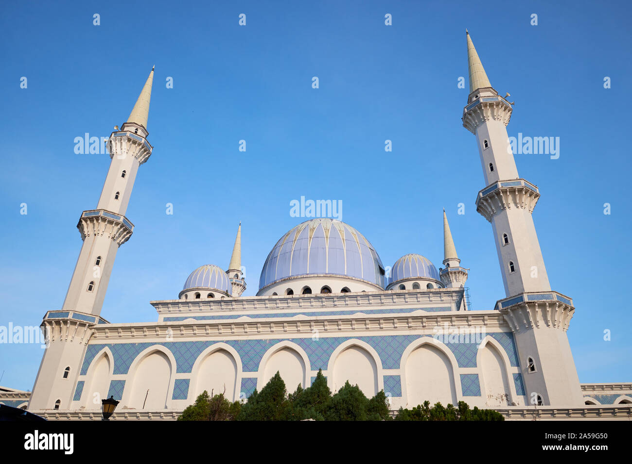 Zu den Wahrzeichen der Stadt Kuantan blaue und weiße Negeri Pahang Moschee. In Pahang, Malaysia. Stockfoto