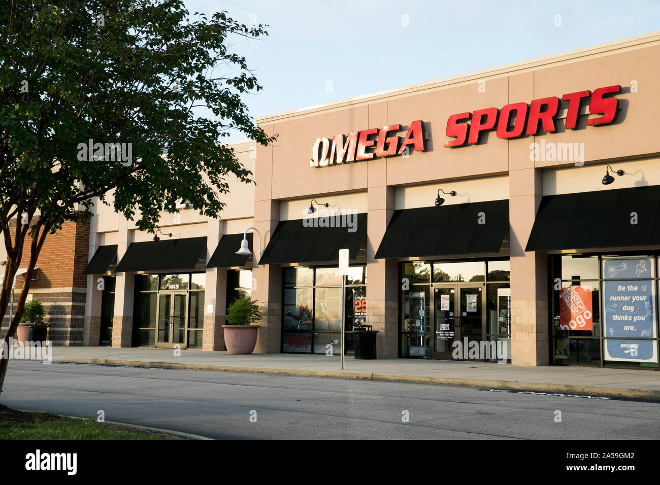 Ein logo Zeichen außerhalb eines Omega Sport Store in Wilson, North Carolina, am 14. September 2019. Stockfoto