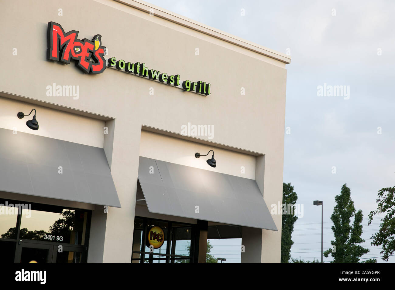 Ein logo Zeichen außerhalb des Moe Southwest Grill Restaurant Lage in Wilson, North Carolina, am 14. September 2019. Stockfoto