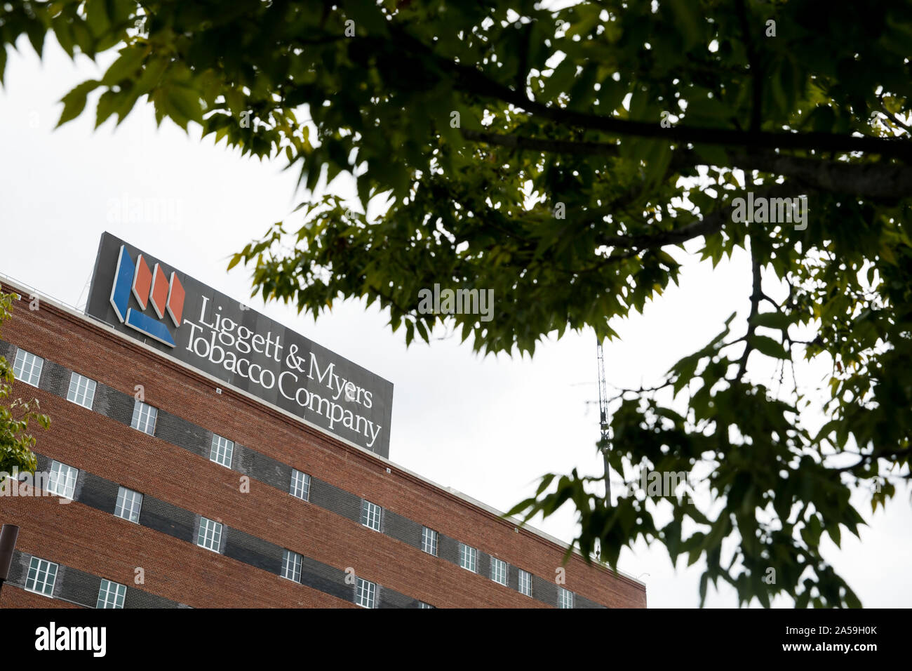 Die Liggett & Myers Tobacco Company Zeichen in der Innenstadt von Durham, North Carolina, am 14. September 2019. Stockfoto