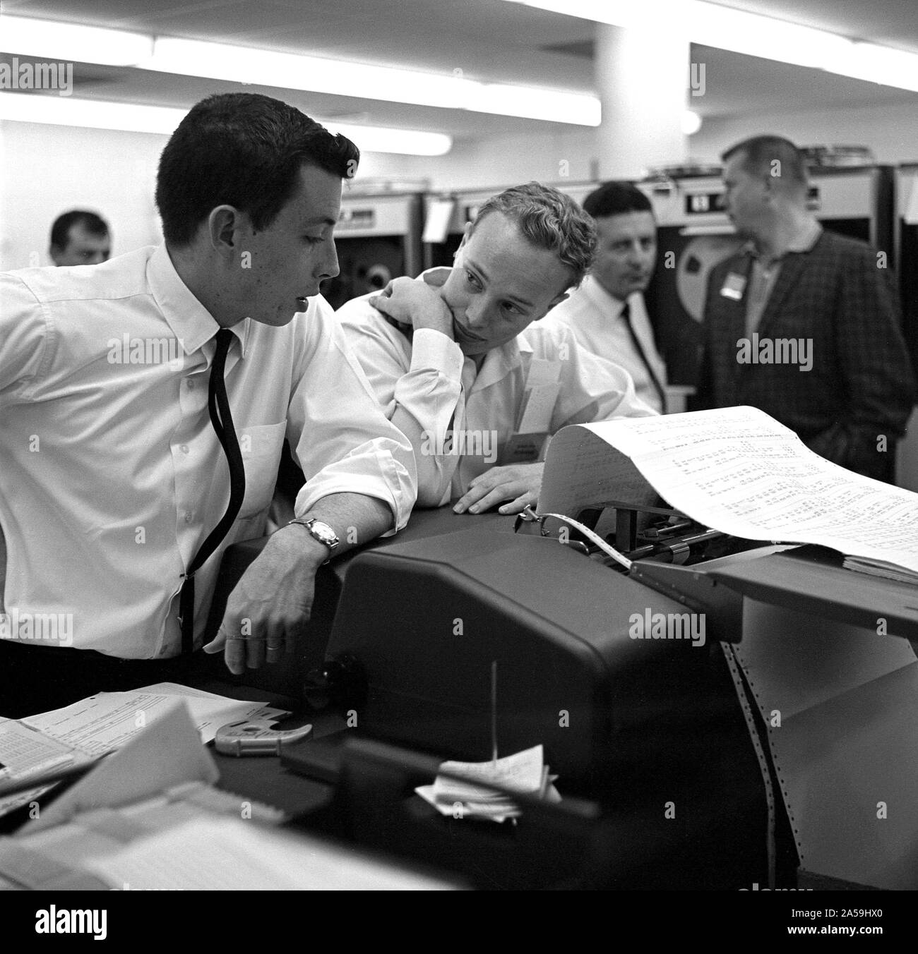 Diese Archivierung Bild zeigt Ingenieure am Jet Propulsion Laboratory der NASA an Daten auf der Venus Vorbeiflug von Mariner 2 am Dez. 14, 1962 ähnliche suchen. Dies war die erste erfolgreiche Vorbeiflug von einem anderen Planeten. Stockfoto