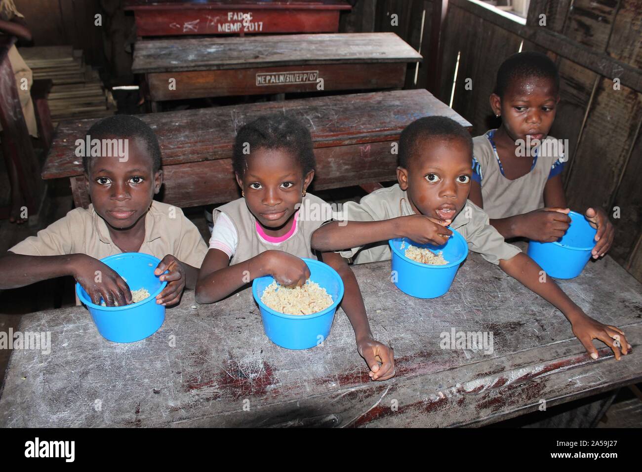 Peking, Benin. 17 Okt, 2019. Studenten haben China-gestützte Reis für das Mittagessen bei Toyoyome Schule in einem Vorort von Cotonou, Benin, 17. Okt. 2019. In Benin Minister für Planung und Entwicklung Abdoulaye Bio-Tchane sagte, dass China die wichtigsten Partner für integrierte Schule füttern das Programm der Westafrikanischen Nation zur Verbesserung der Schulbesuch und Kundenbindung für Kinder gerichtet sind. Credit: Seraphin Zounyekpe/Xinhua/Alamy leben Nachrichten Stockfoto