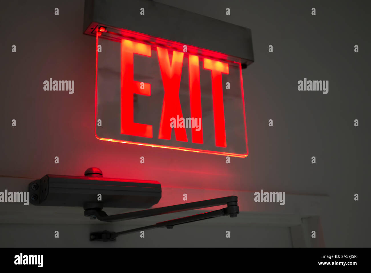 Rot glühenden Ausfahrt moderne LED-Leuchten klar Plexiglas Stockfoto