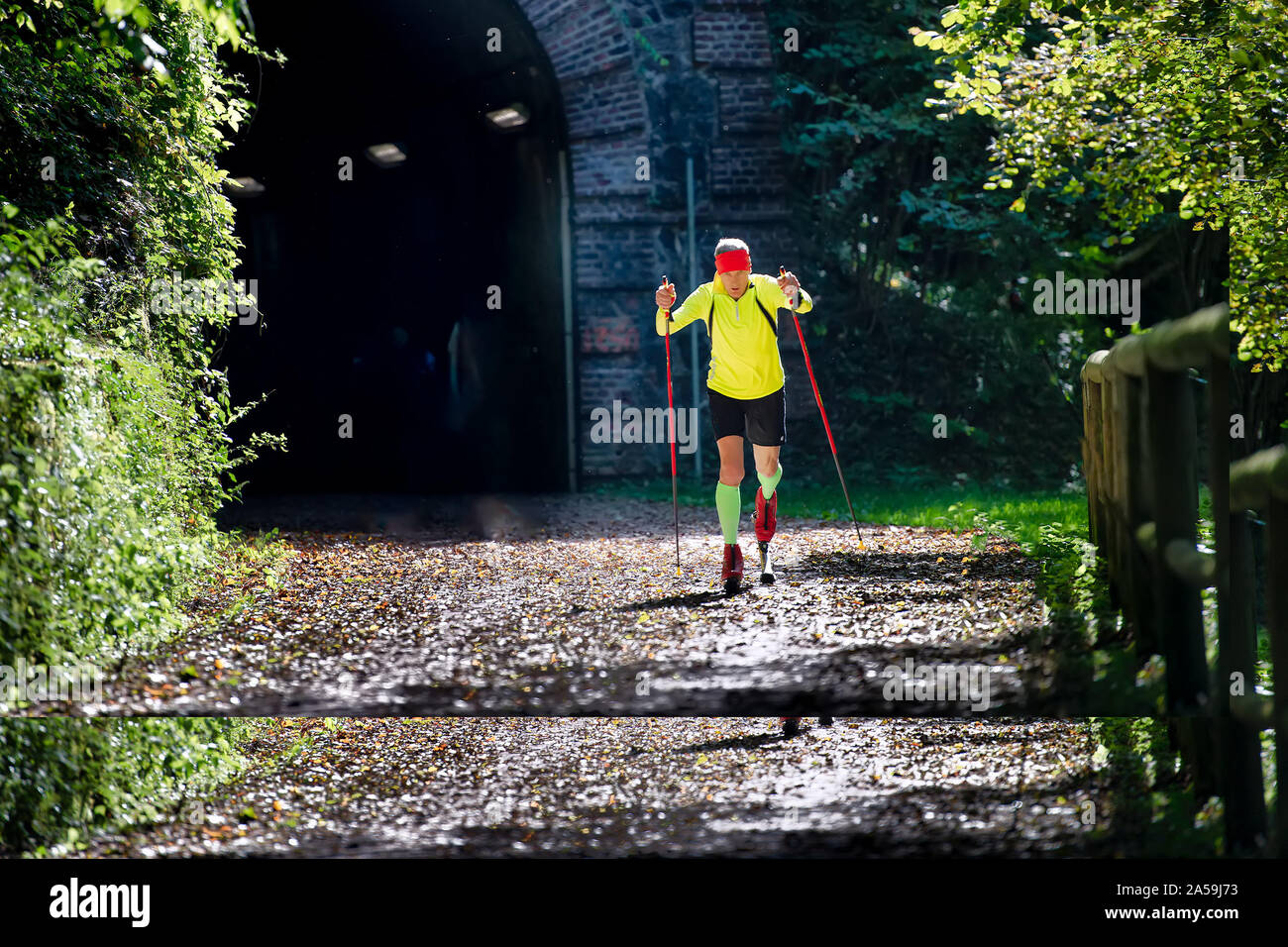 Langläufer mit roller Skater im Herbst vorbereitet Stockfoto