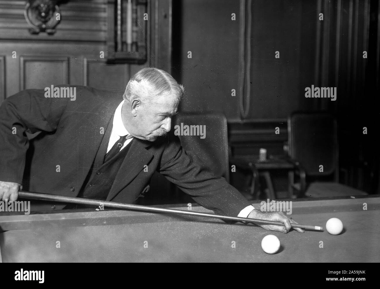 Foto zeigt Edward W. Gardner Billard spielen, möglicherweise an der Meisterschaft Spiel mit Edouard Roudil, in der New York Times, 24.02.18, 1912 berichtet. Stockfoto