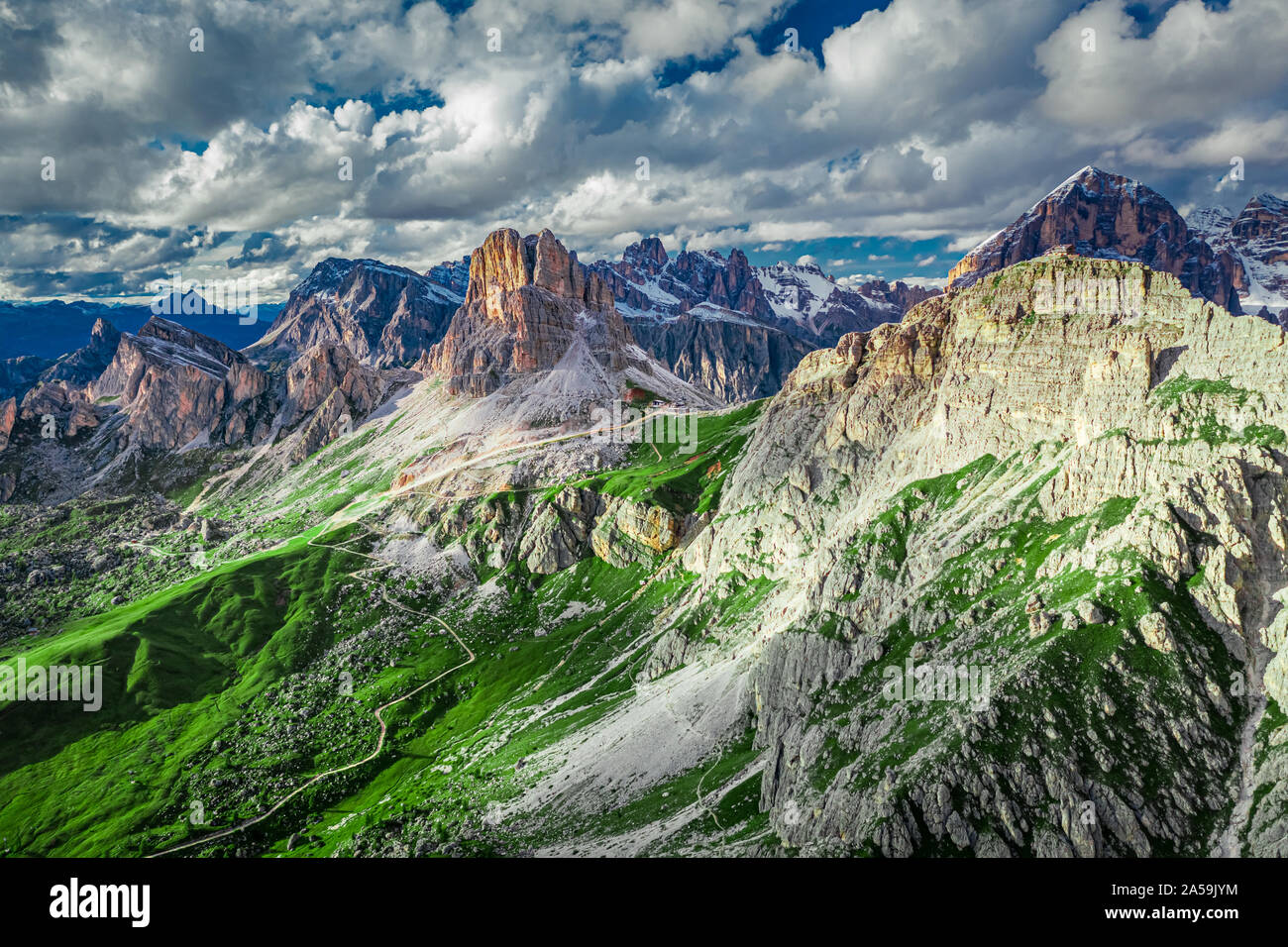 Averau peak in Dolomiten und grüne Hügel, Luftaufnahme, Italien Stockfoto