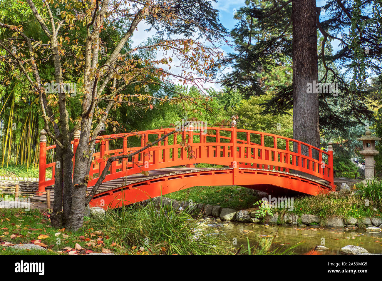 Japanische Holzbrücke in Albert Kahn Park - Paris, Frankreich Stockfoto