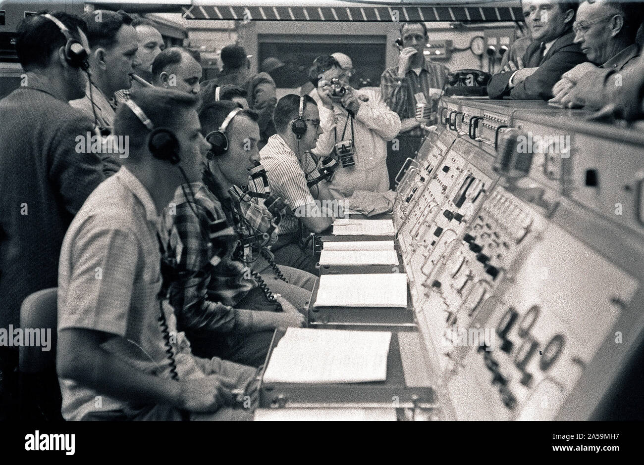 Dr. von Braun am Launch Control Room während der Pioneer IV Einführung, 3. März 1959. Stockfoto