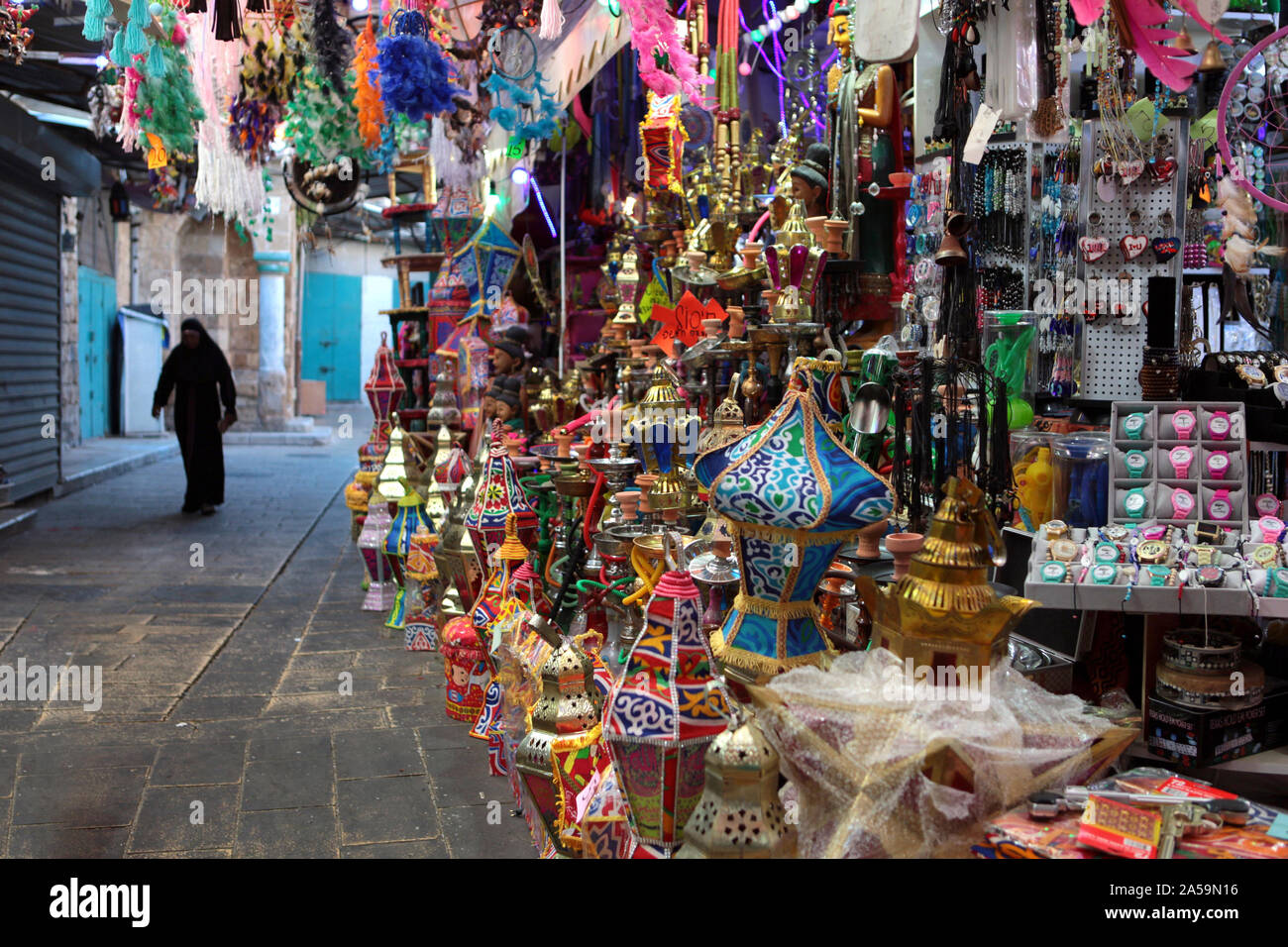 Akko, Israel - 3 Mai, 2019: Osten arabischen Markt der Altstadt von Akko Akko bietet eine Vielzahl an den Nahen Osten Produkte und traditionelle Souvenirs. Osten Arabisch Stockfoto