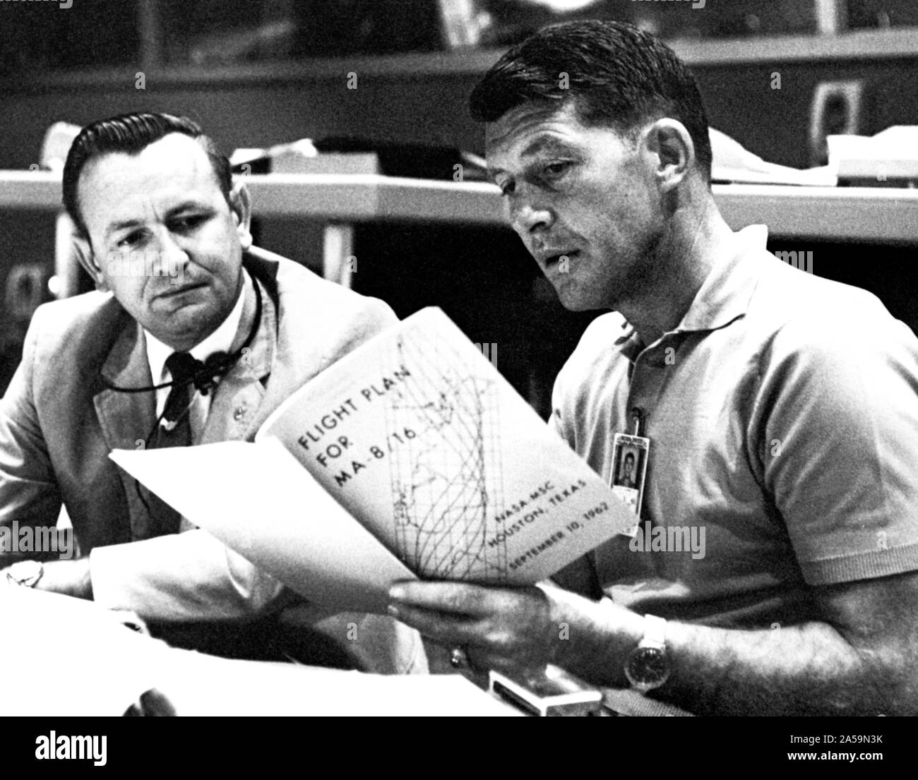 (19 Sept. 1962)------- M. Astronaut Walter Schirra Jr, (rechts), Mercury-Atlas 8 (MA-8) Pilot, bespricht die MA-8 Flight Plan mit dem Flight Director Christopher C. Kraftpapier jr., Chef der Flight Operations Division bei der bemannte Raumfahrzeuge Center, Houston Stockfoto
