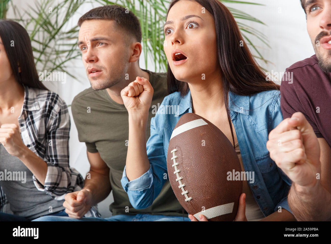 Gruppe von Freunden sport Fans auf Rugby-spiel close-up sorgen Stockfoto