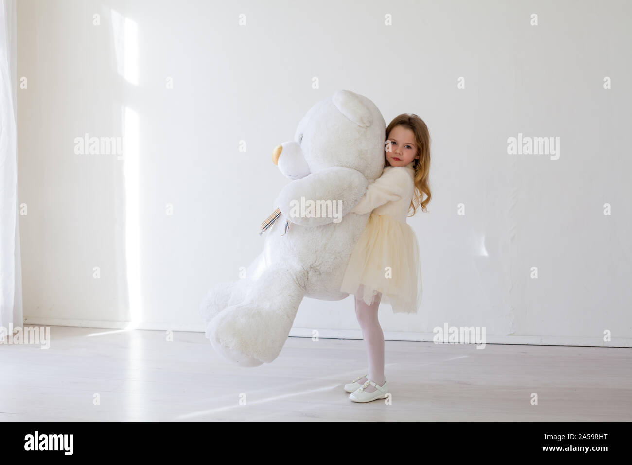 Kleines Mädchen mit großen weichen Spielzeug Eisbär Stockfoto