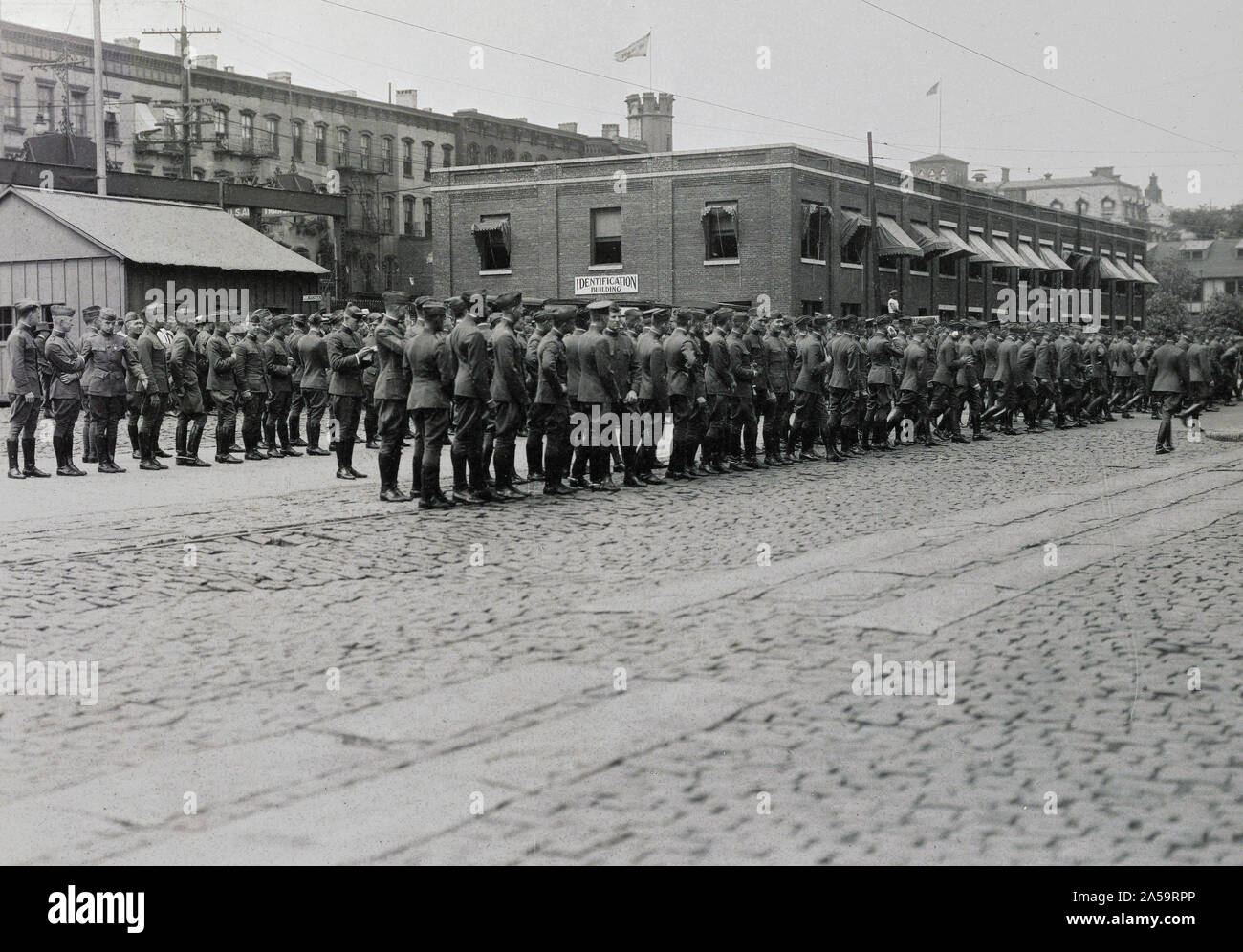 Diese Offiziere, weil der Vergangenheit bestehenden Zustand des Krieges, waren von West Point Nov. 1, 1918 durch besondere Aufträge aus dem Krieg Department, Washington, D.C. graduierte, und wurden dann wieder nach der Unterzeichnung des Waffenstillstandes für eine post graduate Kurs bestellt. Sie hat jedoch nicht erhalten ihre Diplome bis 11. Juni 1919. Sie erhalten dann einen Monat Urlaub, an deren Ende sie Übersee bestellt wurden. Diese Szene zeigt die Organisation für Namentliche im Hof der Einschiffungshafen gebildet, kurz vor dem Gehen an Bord der Leviathan. Stockfoto