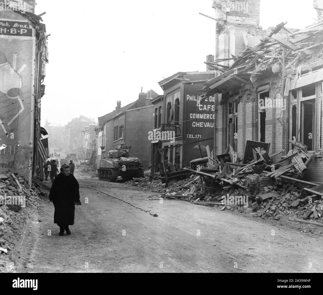 Originale Bildunterschrift: Bombenschäden, das Ergebnis eines deutschen 10-tägigen Belagerung der Luftlandedivision in Bastogne, Belgien. 12/26/44. Stockfoto