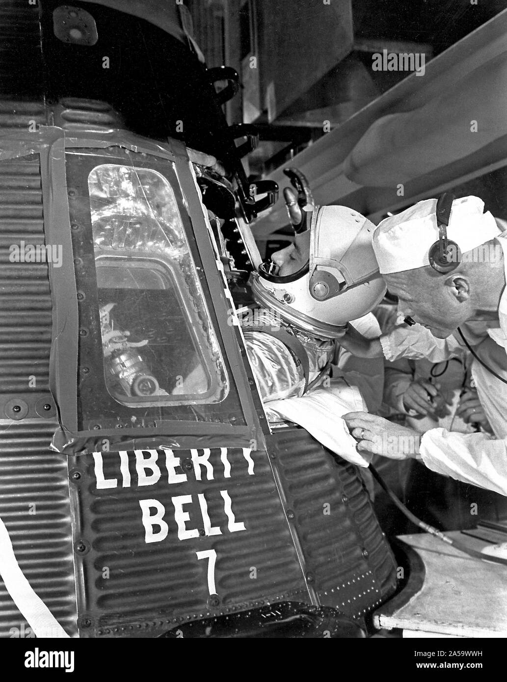 Astronauten Grissom, Vrgil eingabe Mercury-Redstone Kapsel, Liberty Bell 7, unterstützt von Astronaut Glenn, John MR-4 Mission starten am 21. Juli 1961. Stockfoto