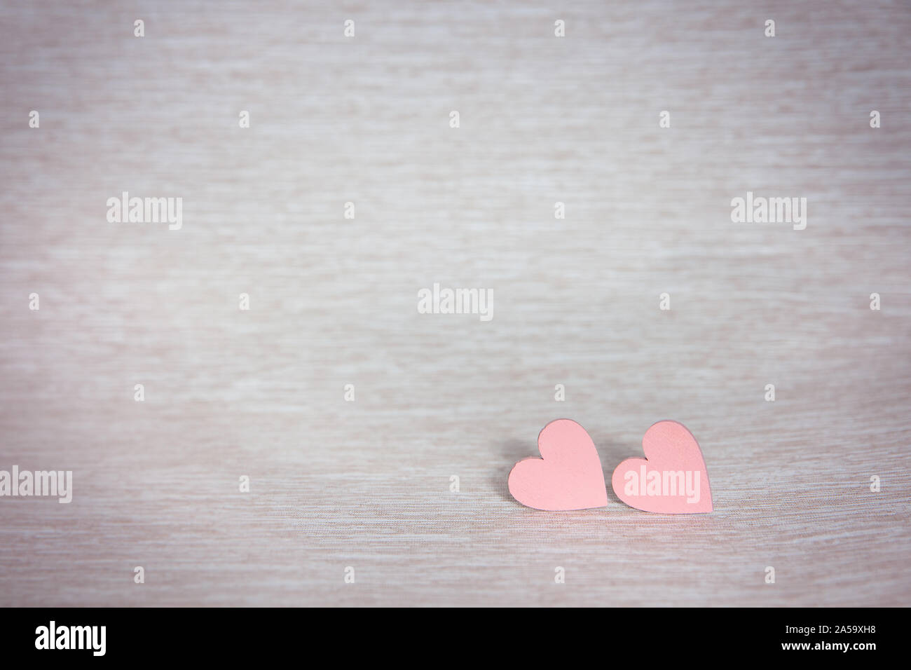 Zwei Herzen. Hintergrund für die Glückwünsche mit rosa Herzen. Valentinstag. Stockfoto