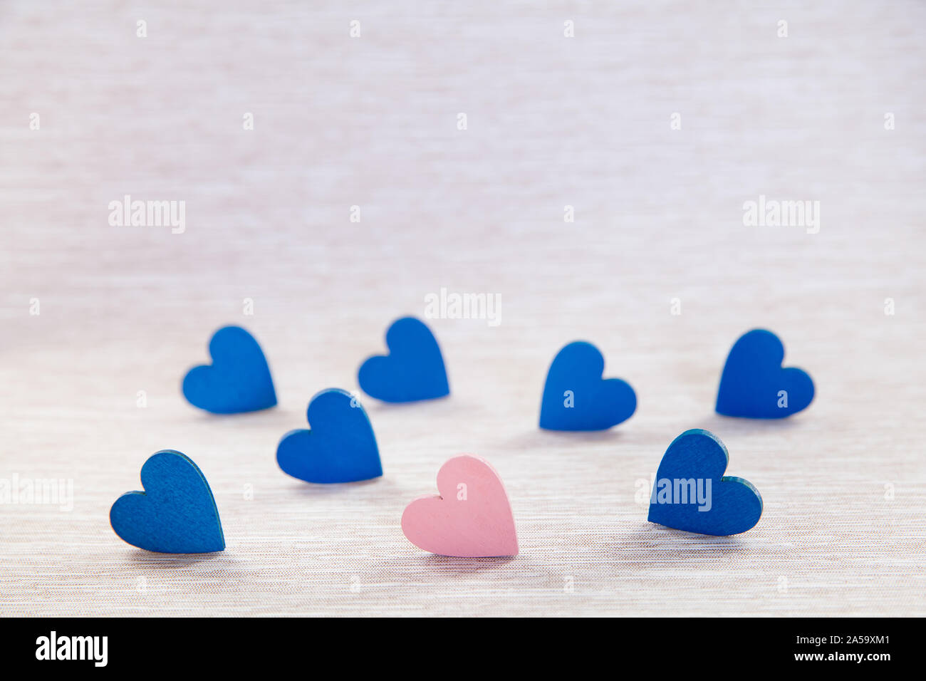 Holz- Herzen auf schönen Hintergrund. Hintergrund für die Grüße zum Valentinstag. Blaue Herzen. Stockfoto